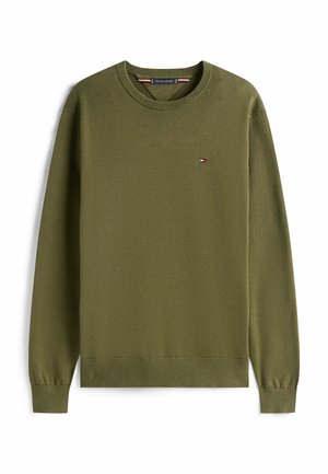 Olivenfarvet sweater, lavet af et blødt strikmateriale. Har rund hals, lange ærmer og et lille logo broderet på brystet.