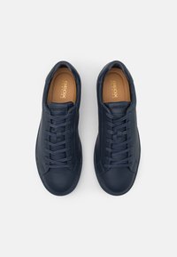 Marineblaue Leder-Sneaker mit runder Spitze und Schnürdesign. Verfügt über einen gepolsterten Kragen und eine gepolsterte Einlage. Glatte Textur und minimalistischer Stil.