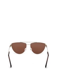 Gafas de sol con tinte bronce y marco de metal, que presentan una ligera forma de ojo de gato y puntas de patilla de plástico negro. Incluyen almohadillas nasales transparentes.