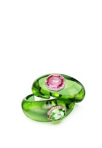 Braccialetti in resina verde con pietre sfaccettate rosa e verdi incastonate in dettagli in tono oro. Texture liscia, forma ovale, design sovrapposto.