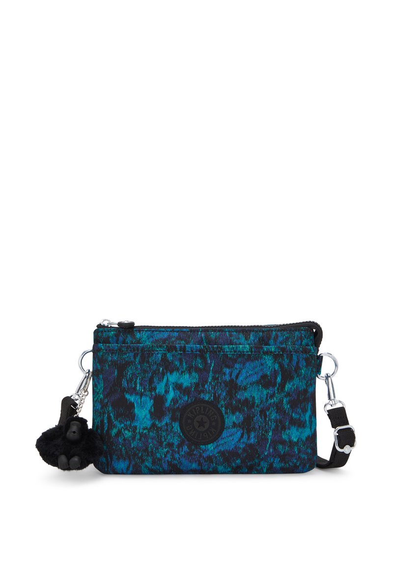 Lukket pouch i blå og grøn abstract mønster; stofmateriale; har et logo patch og en aftagelig pels charme. Inkluderer en skulderrem.