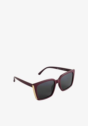 Bordeauxfarvede solbriller med rektangulære stel, mørke linser og en gulddetalje på yderkanten af stellet. Glat tekstur, plastmateriale.