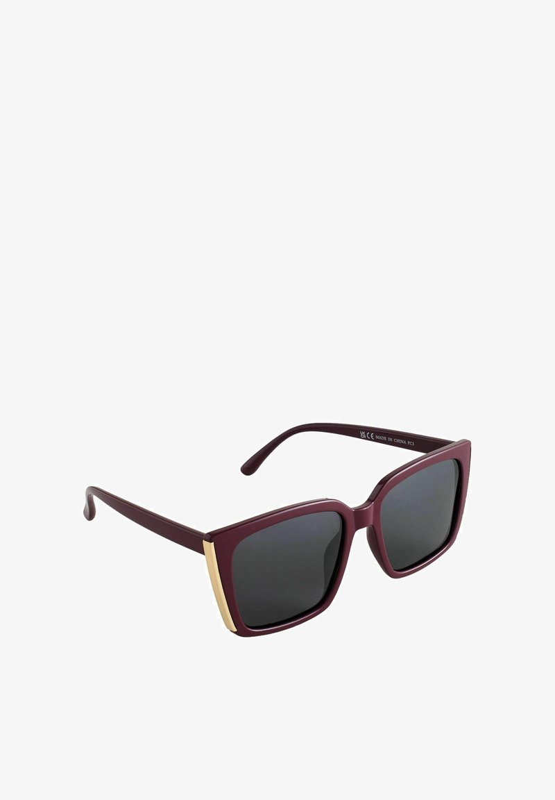 Burgundské slnečné okuliare s obdĺžnikovými rámami, tmavými šošovkami a zlatým akcentom na vonkajšom okraji rámov. Hladký povrch, plastový materiál.