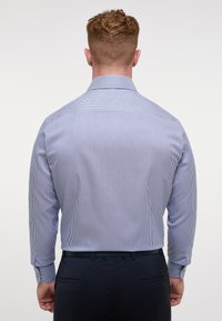 Blauw-witte gestreepte langemouwen shirt met een klassieke kraag, met knoopmanchetten en een soepele textielafwerking.