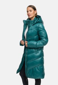 Teal pufferjack met een capuchon, met een diagonaal quiltpatroon, een rits aan de voorkant en lange mouwen. Gladde, glanzende textuur.