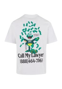 Hvid bomulds T-shirt med en tegneseriefrø iført en grøn skjorte og krykker, omgivet af grønne pengesedler. Teksten inkluderer "Ring til min advokat" og et telefonnummer.