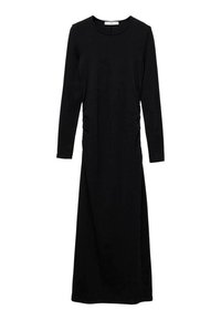 Robe noire à manches longues en tissu doux, avec un col rond, des fronces sur les côtés et une silhouette élégante et droite avec des fentes sur les côtés.