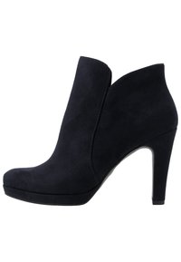 Černé semišové kotníkové boty na vysokém podpatku s kulatou špičkou a bočním výřezem.