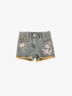Shorts in denim con orlo sfrangiato, lavaggio azzurro chiaro, caratterizzati da ricami floreali in rosa e bianco su entrambi i lati anteriori. Chiusura con bottone, cuciture a punto.