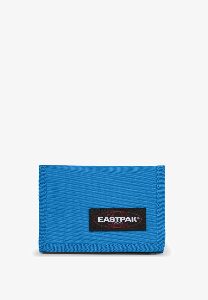 Portafoglio in tessuto blu brillante con patch del logo Eastpak nero centrato sul pannello frontale su sfondo bianco.