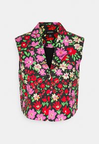 Bloemvest van zwarte stof met levendige roze, rode en groene bloemen. Heeft een puntige kraag en een enkele zwarte knoop sluiting.