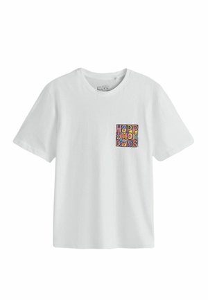 Biele tričko s krátkym rukávom a farebnou štvorcovou grafikou na hrudi s nápisom "Happy Mondays" v štýlových písmenách.