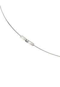 Kovový choker náhrdelník s tenkým stříbrným drátem a válcovou sponou v lesklém provedení, s bezesporným designem a hladkým povrchem.