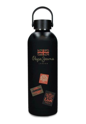 Botella de agua negra mate con tapa con asa negra, decorada con la Union Jack y tres pegatinas coloridas del logo de Pepe Jeans London.