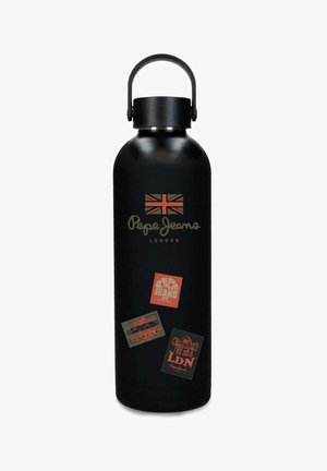 Botella de agua negra mate con tapa con asa negra, decorada con la Union Jack y tres pegatinas coloridas del logo de Pepe Jeans London.