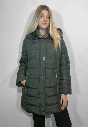 Giacca imbottita verde oliva con cappuccio in pelliccia sintetica, chiusura con grandi bottoni, tasche laterali e un tessuto testurizzato con una leggera lucentezza.