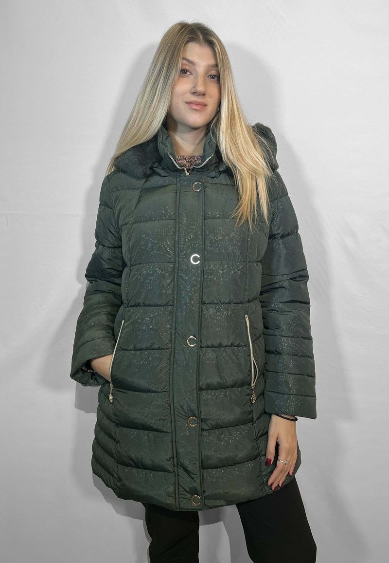 Giacca imbottita verde oliva con cappuccio in pelliccia sintetica, chiusura con grandi bottoni, tasche laterali e un tessuto testurizzato con una leggera lucentezza.