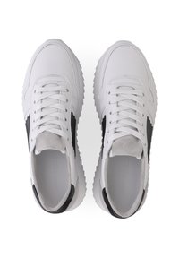 Weiße Sportschuhe mit schwarzen Akzenten, ausgestattet mit einem glatten Lederobermaterial, Schnürdesign, gepolsterter Zunge und strukturierten Gummisohle.