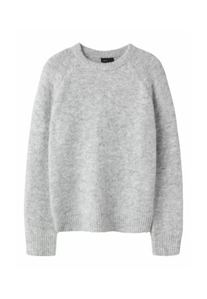 Pull en laine tricotée gris clair doux avec manches longues, poignets et ourlet côtelés, avec un col rond.