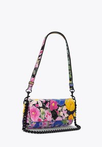 Borsa a mano con stampa floreale trapuntata, caratterizzata da tessuto multicolore, dettagli neri e una tracolla a catena removibile. Forma rettangolare compatta.