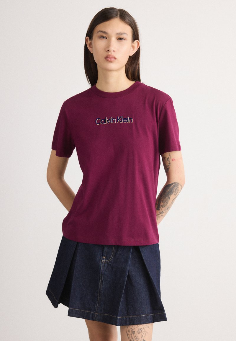 Calvin Klein Jeans CLASSIC FOIL TEE - Triko s potiskem - berry glaze