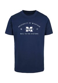 Námorně modré bavlněné tričko s bílým textem: "Univerzita Michiganu," "1817," "Hail to the Victors" a středovým blokovým logem M.