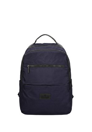 Marineblauer Rucksack mit einem oberen Griff, einer vorderen Reißverschlusstasche und einem rechteckigen Aufnäher unten in der Mitte.