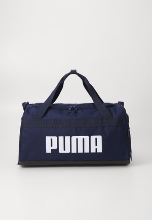 Marine duffel bag gemaakt van duurzaam materiaal, met twee handvatten bovenaan, een ritssluiting en een groot wit "PUMA" logo aan de zijkant.