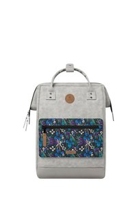 Grauer synthetischer Rucksack mit strukturiertem Oberflächen, einer Fronttasche mit Blumenmuster, doppelten Traggriffen und Reißverschlüssen.
