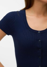 Navy ribbed trikotāžas īsām piedurknēm kardigāns ar apaļu izgriezumu un sešām pogām priekšpusē.