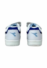 Witte sportschoenen met blauwe accenten, een soepele synthetische bovenkant, gevoerde enkels en verstelbare sluitingen.