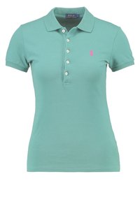 Poloko s krátkým rukávem v teal barvě z bavlny s klasickým límečkem, pěti knoflíkovým zapínáním a růžovou vyšitou nášivkou na levé hrudi.