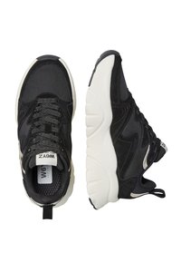 Sneakers atletici neri con tessuto testurizzato e dettagli in suede, dotati di una spessa suola in gomma bianca e lacci con motivo. Branding discreto visibile.