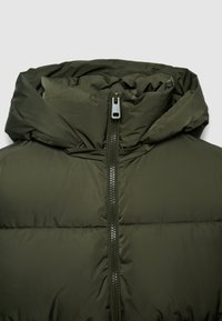 Giacca a vento verde scuro con zip e cappuccio. Il materiale sembra liscio e leggermente lucido, con dettagli di cuciture orizzontali.