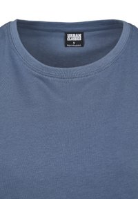 Sininen, pyöreäkauluksinen t-paita, joka on tehty pehmeästä, sileästä kankaasta, jossa on tasainen rakenne. Kauluksessa on etiketti, jossa lukee "Urban Classics" ja koko "S".