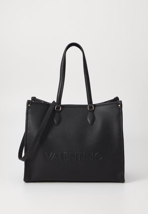 Czarna torba typu tote Valentino z dwoma paskami na ramię, teksturą skóry ziarnistej i tłoczonym nazwą marki z przodu.