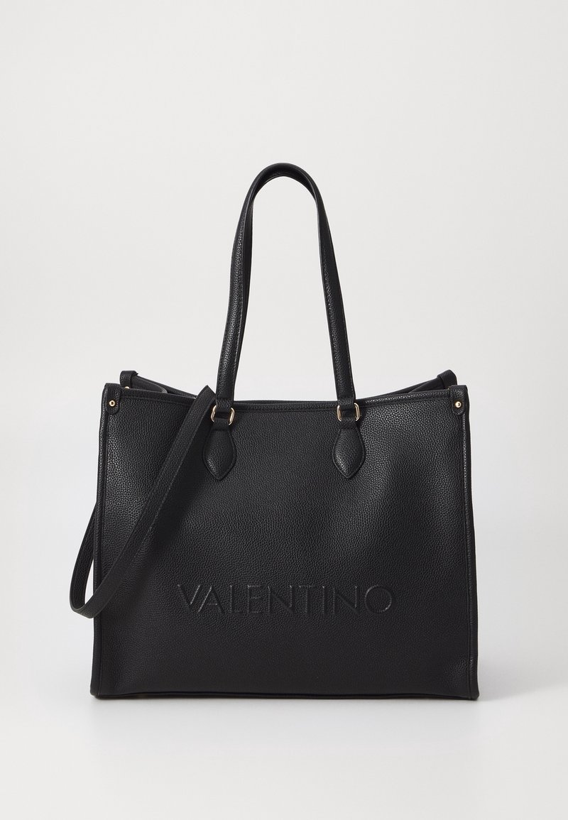 Sac cabas Valentino noir avec deux bretelles, texture cuir grainé et nom de la marque embossé à l'avant.