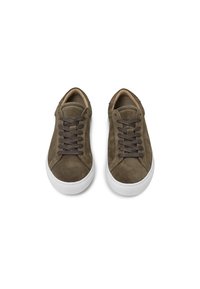 Αθλητικά παπούτσια από σουέτ σε ελιά πράσινο χρώμα με καφέ κορδόνια, λευκές λαστιχένιες σόλες και στρογγυλεμένο σχέδιο μύτης. Μινιμαλιστικό στυλ με ομαλή υφή.