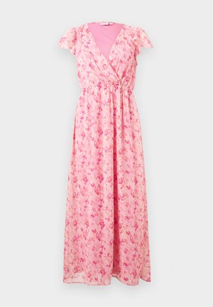 Robe longue fleurie rose avec manches courtes volantées, encolure en V et taille froncée, réalisée en tissu léger et semi-transparent.