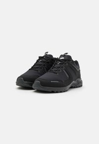 Chaussures de plein air noires avec une tige texturée, des panneaux en maille, des lacets ronds et une semelle robuste. Présente un logo sur le côté et une construction durable.