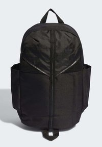 Sac à dos noir en tissu durable, avec une finition lisse, des poches latérales en maille et un logo sur le devant. Poignée supérieure robuste pour le transport.