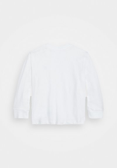 Camiseta blanca lisa de manga larga con cuello redondo, colocada plana mostrando la parte trasera y puños acanalados en las mangas.