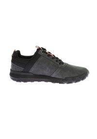 Czarne buty trekkingowe z teksturowaną cholewką, wzmocnionymi bokami, gumową podeszwą z wzorem chevron oraz czerwonymi akcentami na sznurowadłach i pięcie.