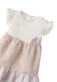 Helles Kleid mit kurzen Rüschensäumen, einem taillierten Oberteil und einem gefälteten rosa Rock. Verfügt über einen gestreiften Akzent und florale Details.