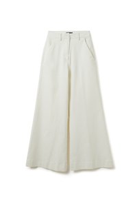 Pantaloni crema a gamba larga con tasche frontali, passanti per cintura e chiusura a bottone in vita.