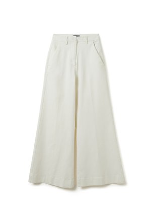 Weite cremefarbene Hosen mit vorderen Taschen, Gürtelschlaufen und einem Knopfverschluss an der Taille.