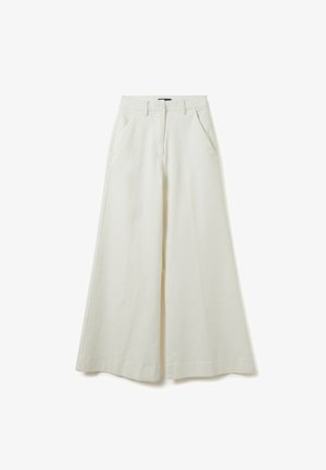 Weite cremefarbene Hosen mit vorderen Taschen, Gürtelschlaufen und einem Knopfverschluss an der Taille.