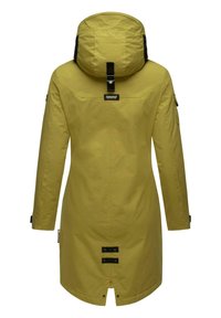 Waterdichte parka met capuchon, gemaakt van een gestructureerde gele stof. Heeft zwarte accenten, drukknopen en een langere rugzoom.