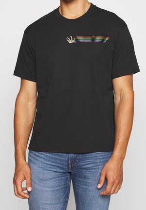 Zwarte katoenen t-shirt met korte mouwen, ronde hals en een meerkleurige regenboogstreep met een gouden logo op de borst.