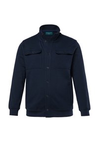 Marineblauwe jas van een katoenmix, met een opstaande kraag, twee borstzakken met kleppen, knopen aan de voorkant en geribbelde manchetten.